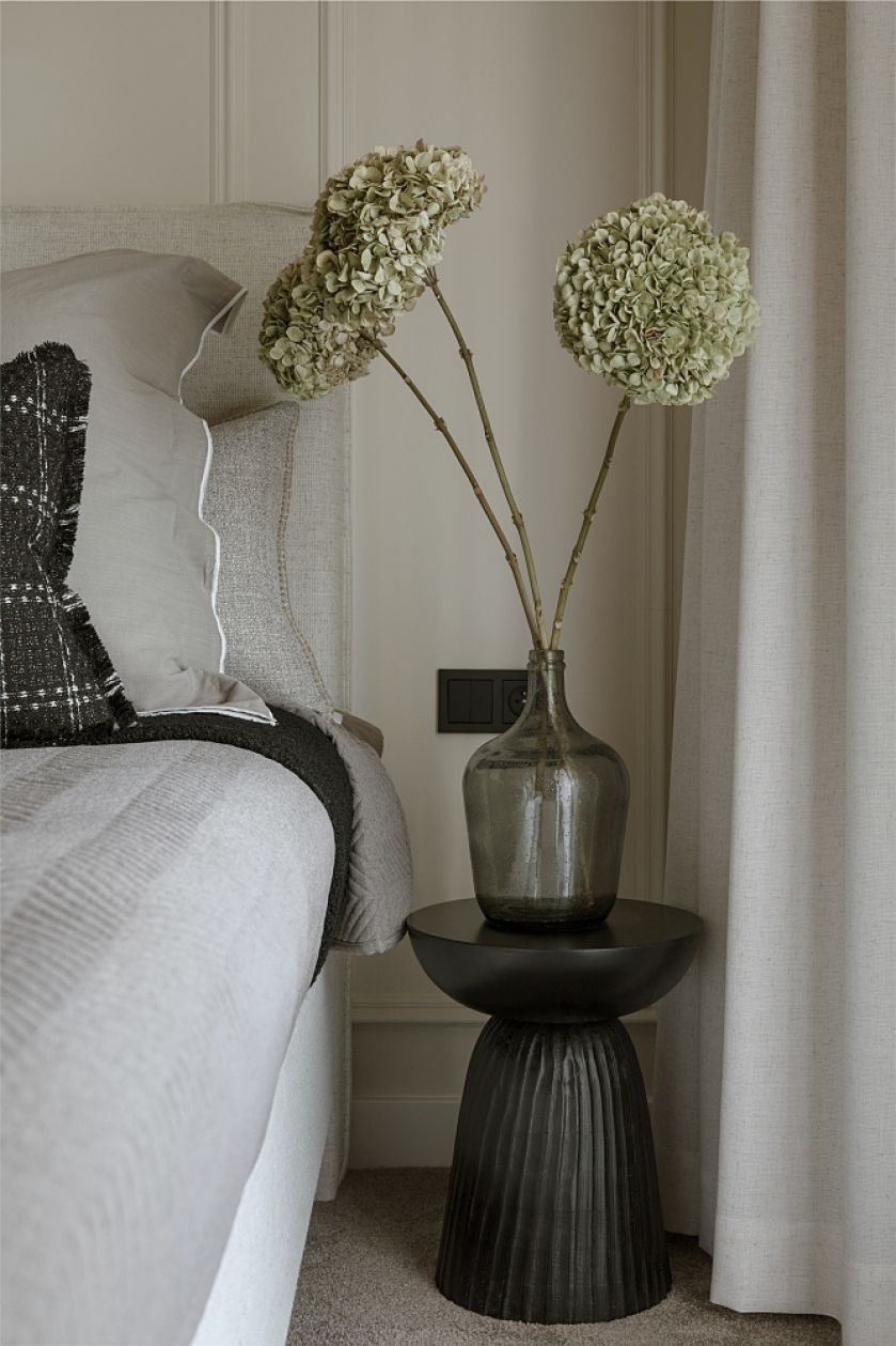 szaro beżowa męska sypialnia