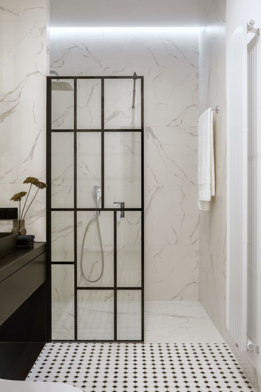 biało czarna łazienka z prysznicem