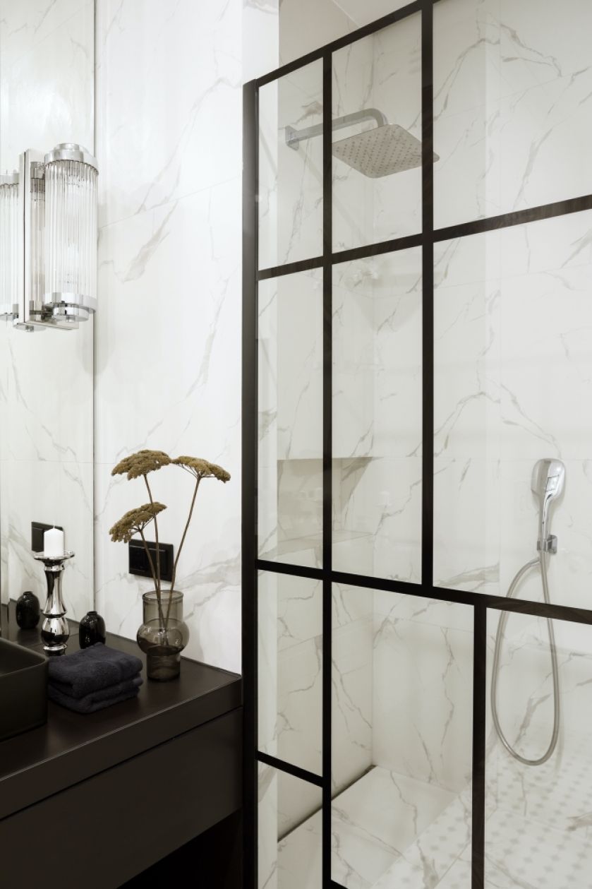 biało czarna łazienka z prysznicem