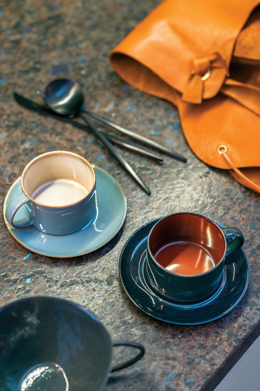 Praktycznie i przytulnie: podwarszawski dom w szarości, brązie i karmelu