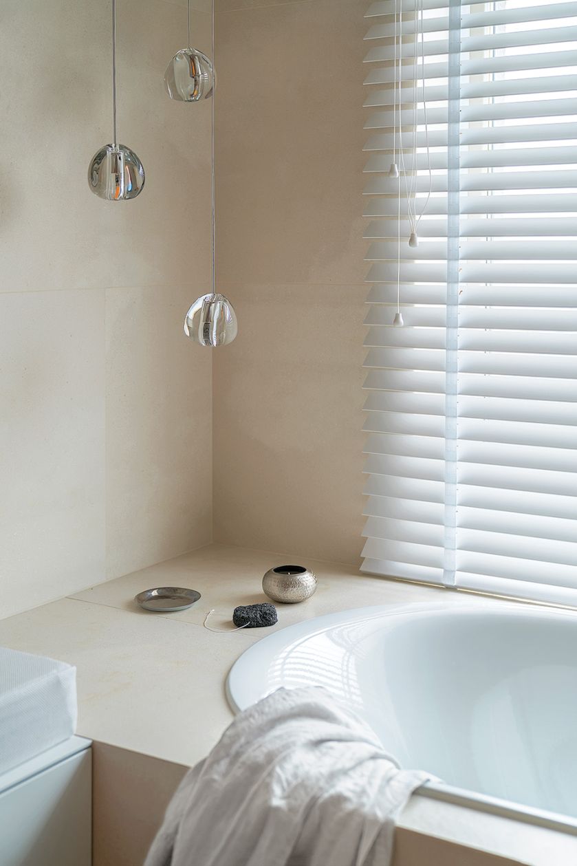 Praktycznie i przytulnie: podwarszawski dom w szarości, brązie i karmelu