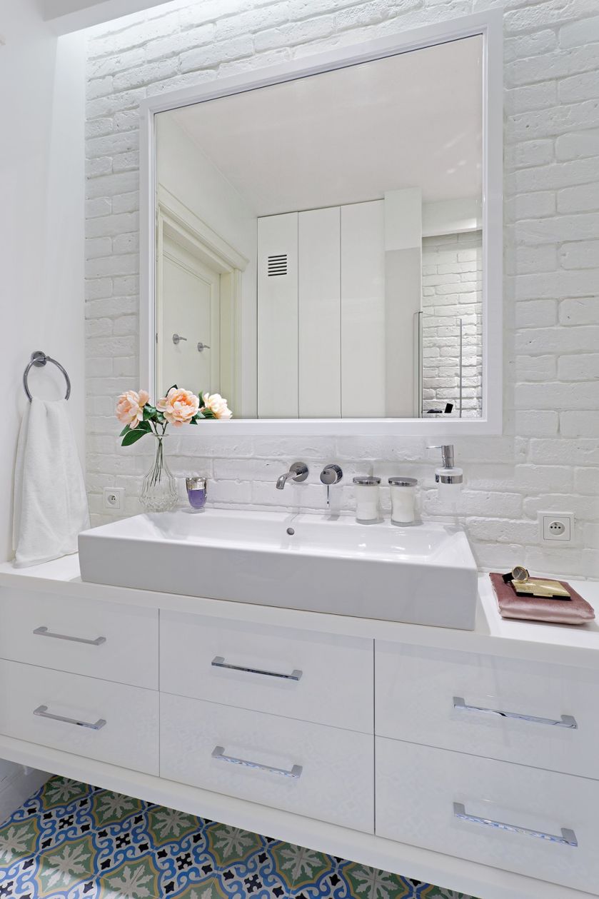 Ściana wyłożona sztuczną cegłą pomalowana farbą basenową marki California Paint. Sprawdza się więc nawet pod