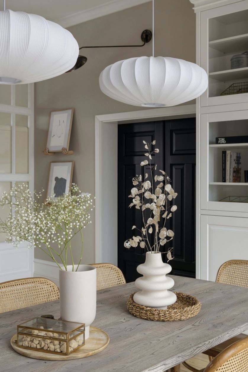 beżowy salon z naturalnymi dodatkami