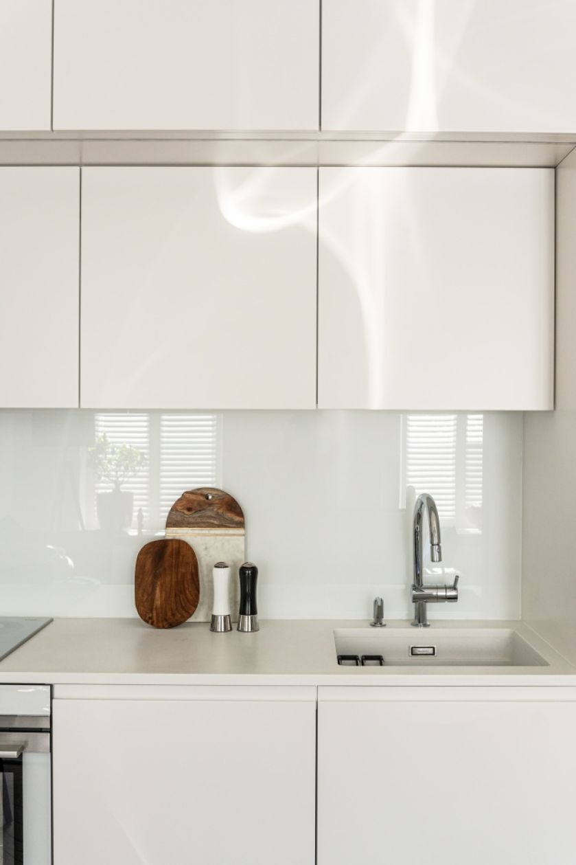 biała kuchnia w mieszkaniu w kamienicy