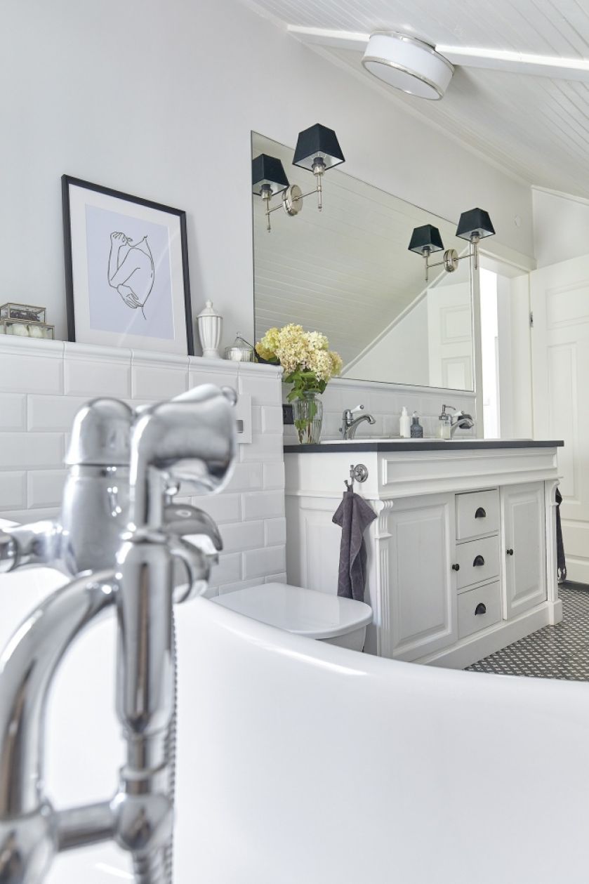 łazienka na poddaszu ze skosami