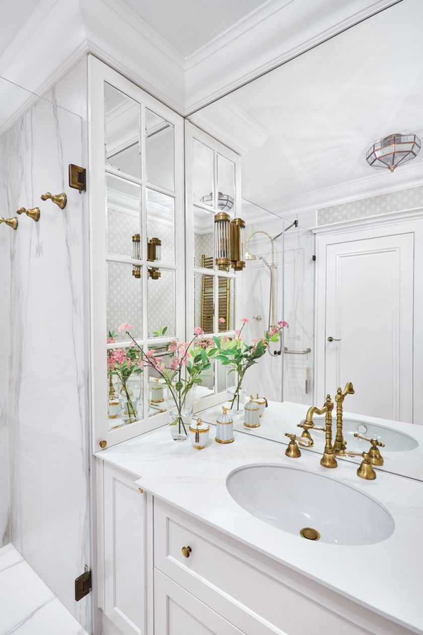 biała łazienka ze złotymi dodatkami