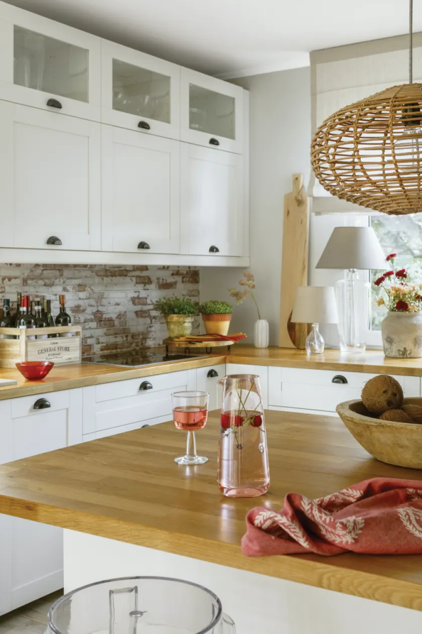 biała kuchnia z drewnianym blatem