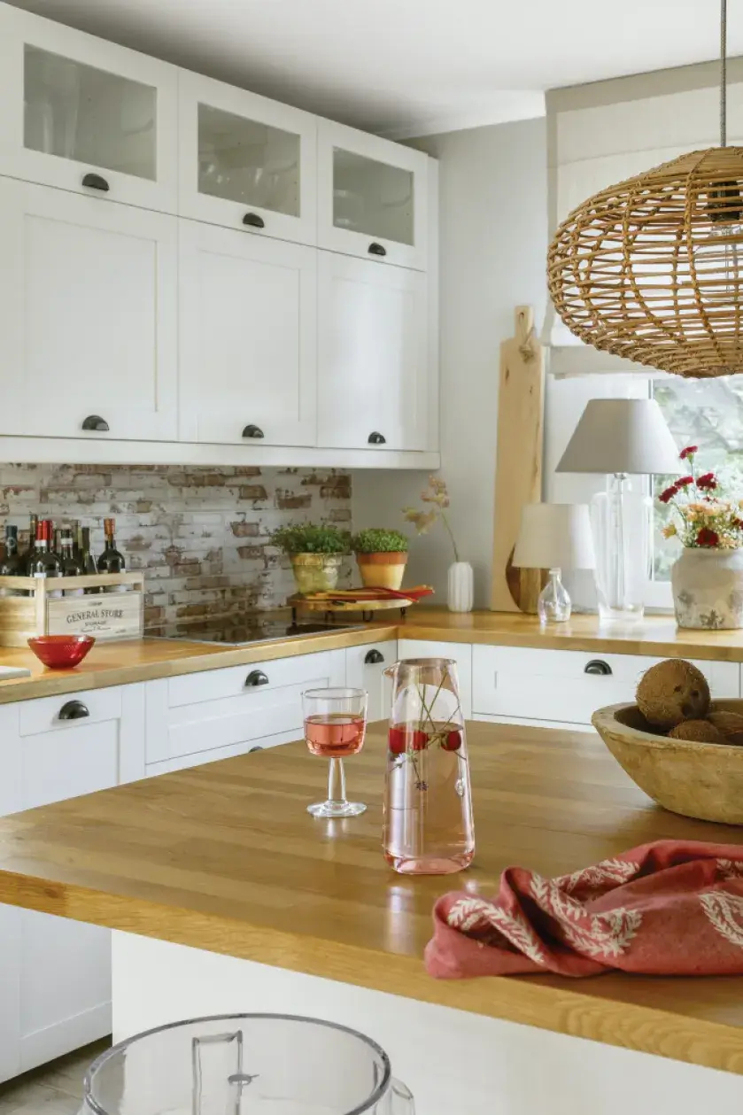 biała kuchnia z drewnianym blatem