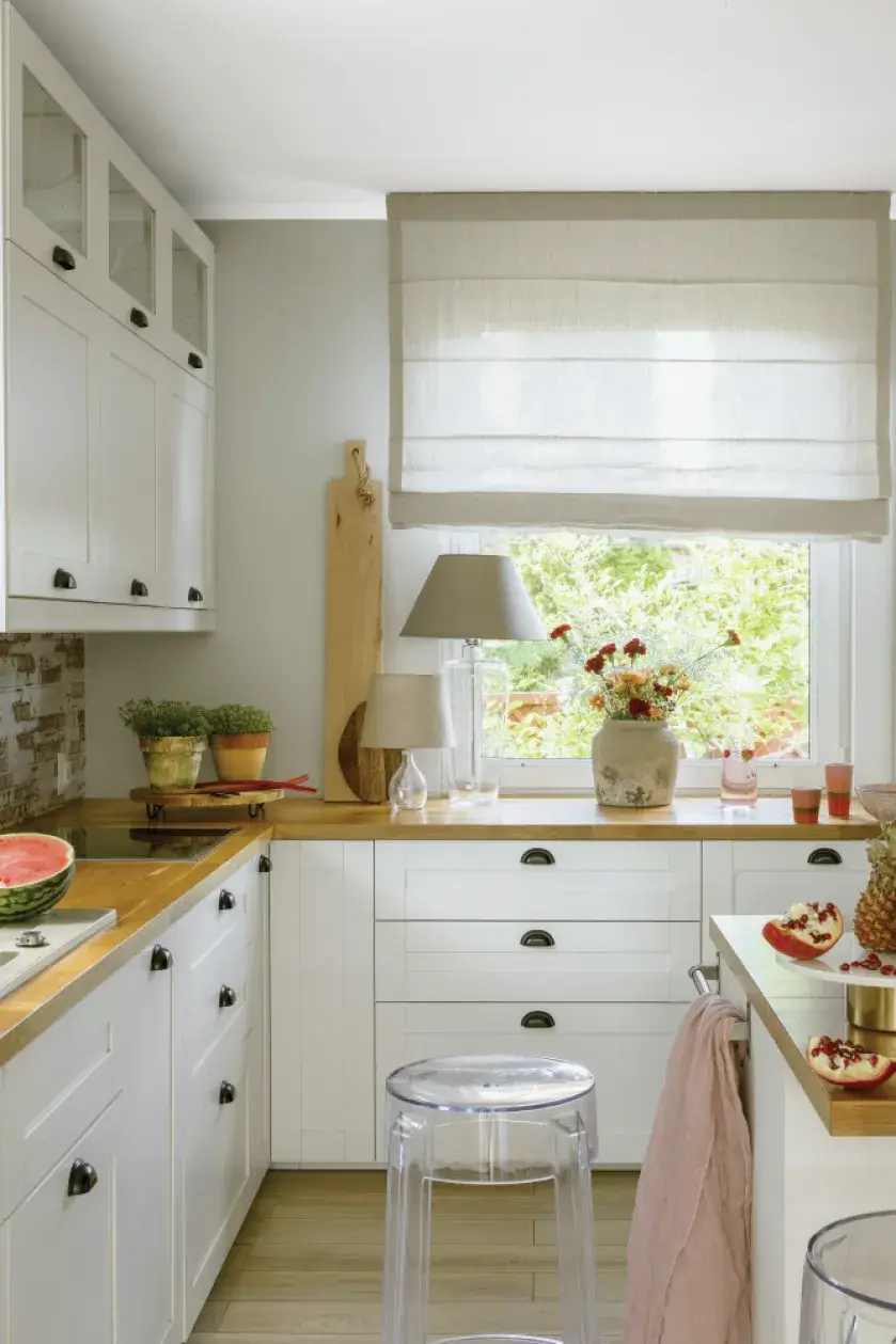 biała kuchnia z drewnianym blatem