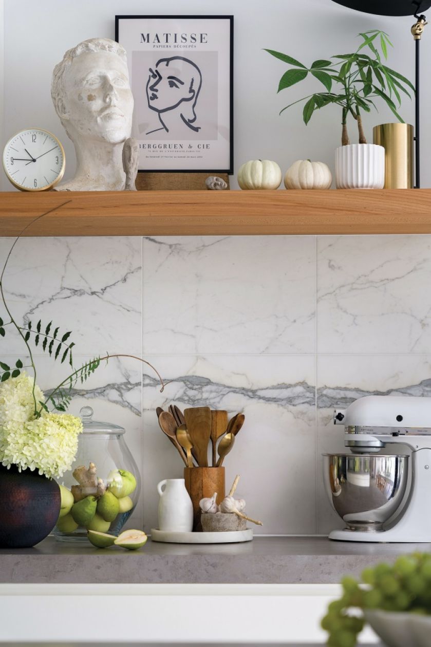 biała kuchnia z drewnianymi dodatkami