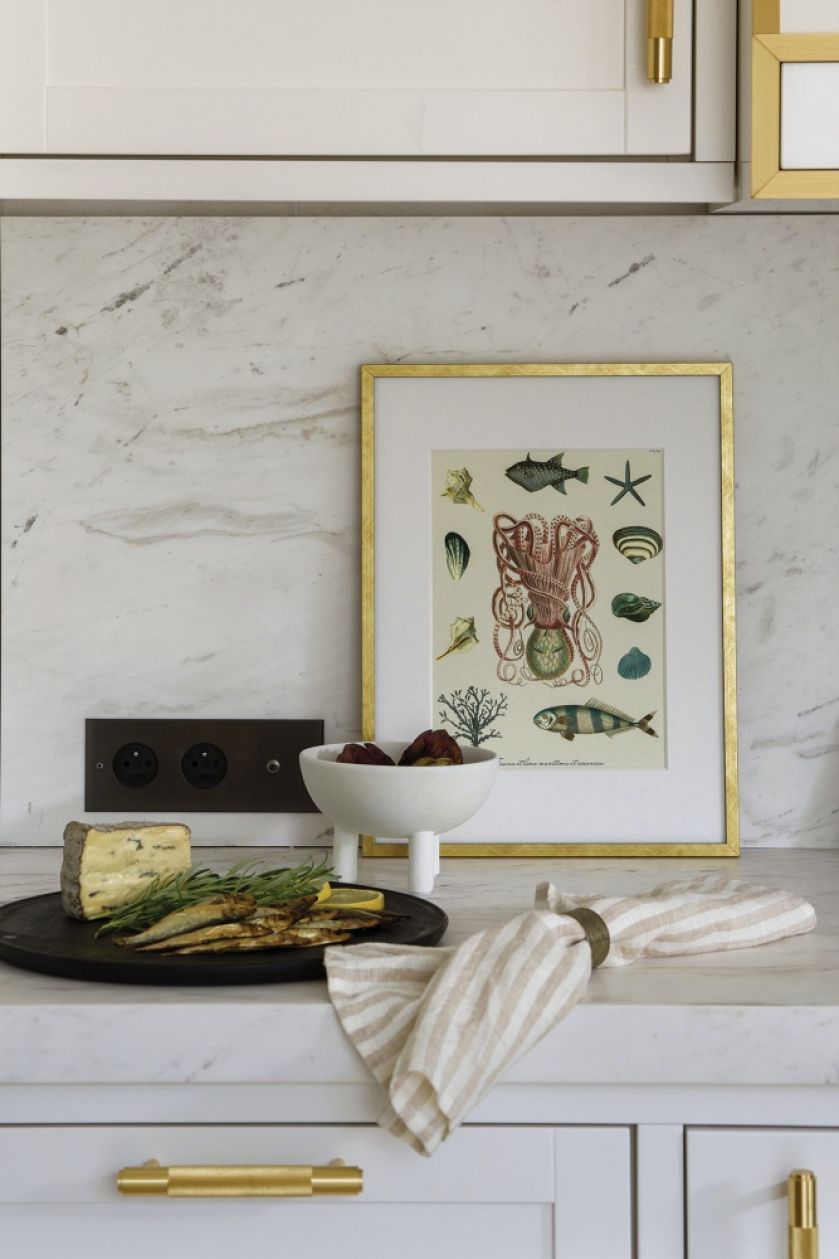 luksusowa biała kuchnia ze złotymi dodatkami