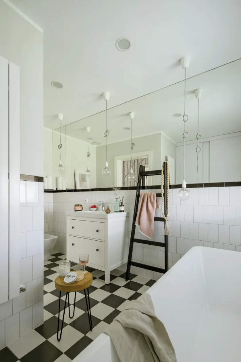 biała łazienka czarne dodatki