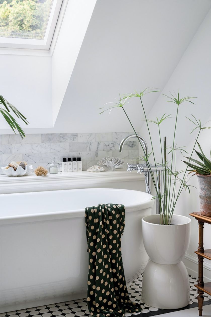 biała sypialnia z czarnymi dodatkami