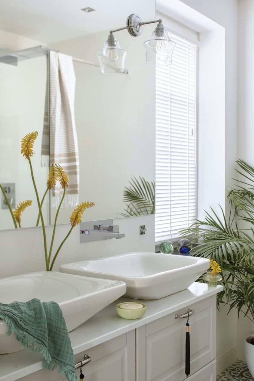 biała łazienka z dwiema umywalkami nablatowymi