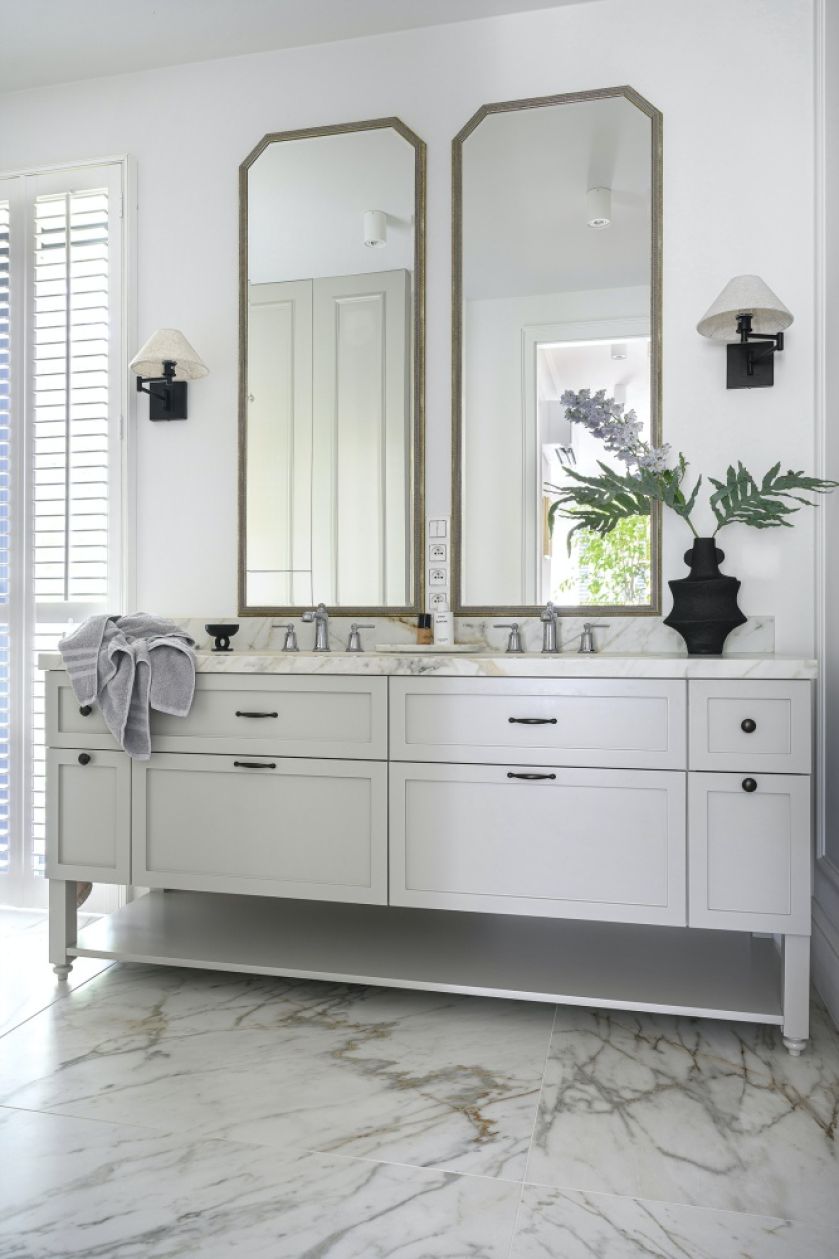 biała łazienka w stylu hamptons