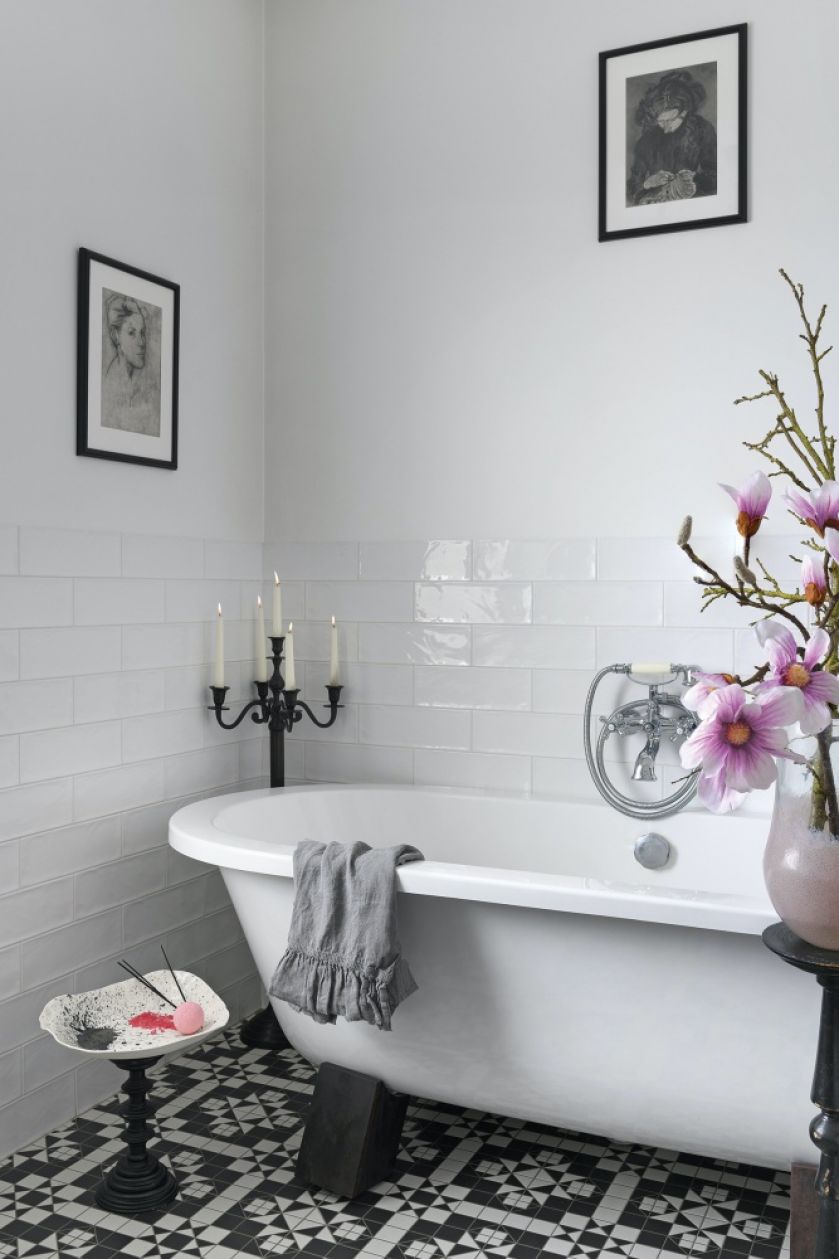 biała łazienka z czarnymi dodatkami w stylu loft