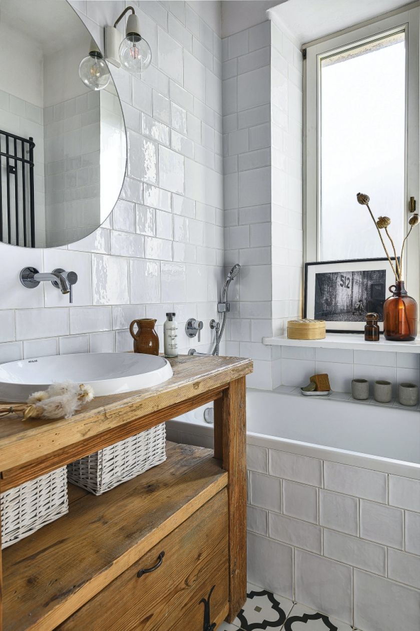 biała łazienka z drewnianymi dodatkami