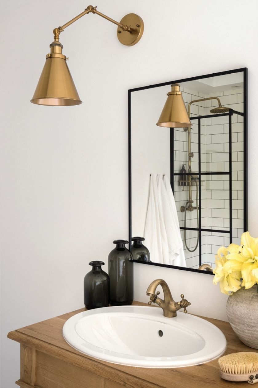 biała łazienka z drewnianymi meblami