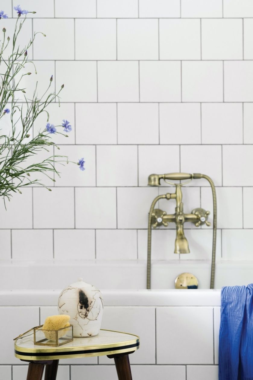 biała łazienka ze złotym dodatkami