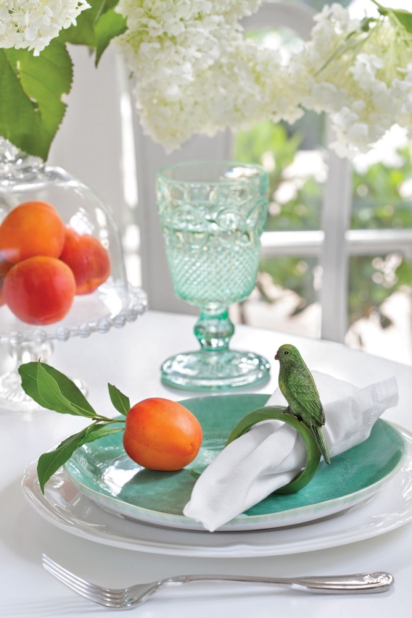 Gdyby nie wysokie sosny w ogrodzie, można by pomyśleć, że ten dom stoi gdzieś na południu Europy, a nie