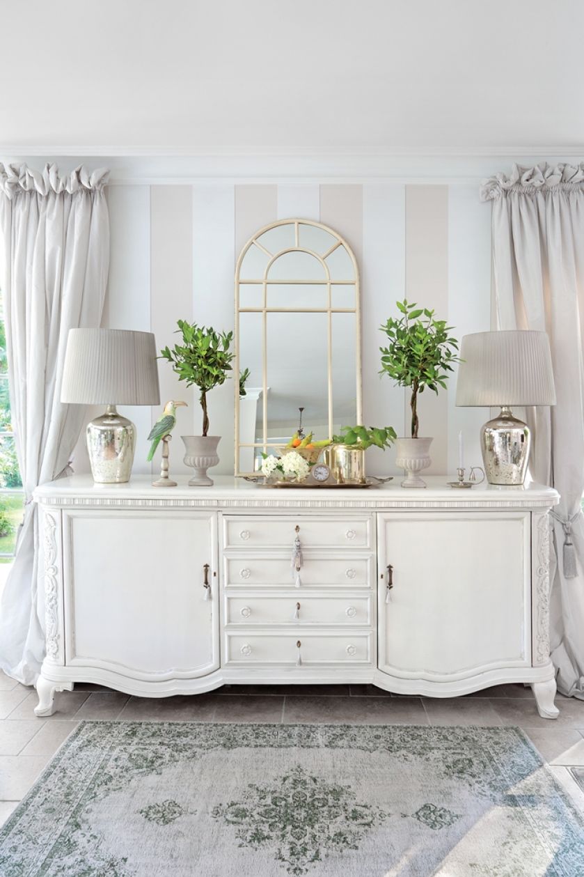 Pasy na ścianach to nie tapeta, malowała je architektka. Lustro – SKLEP LP, osłonki na nodze – BELLDECO, srebrny