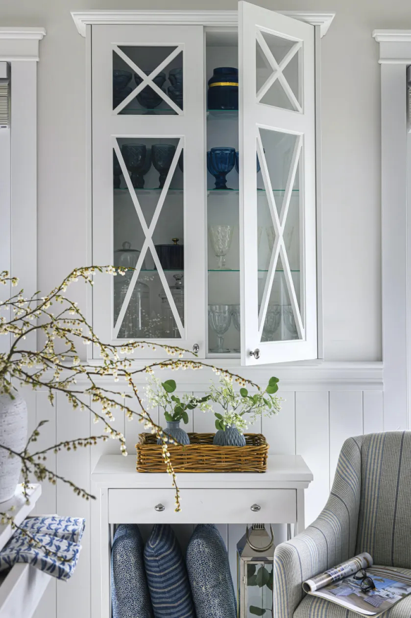 białe meble do salonu w stylu hampton