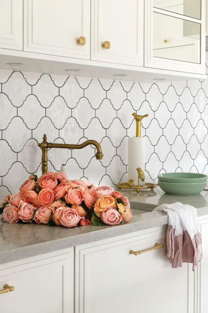 białe płytki między szafkami w kuchni