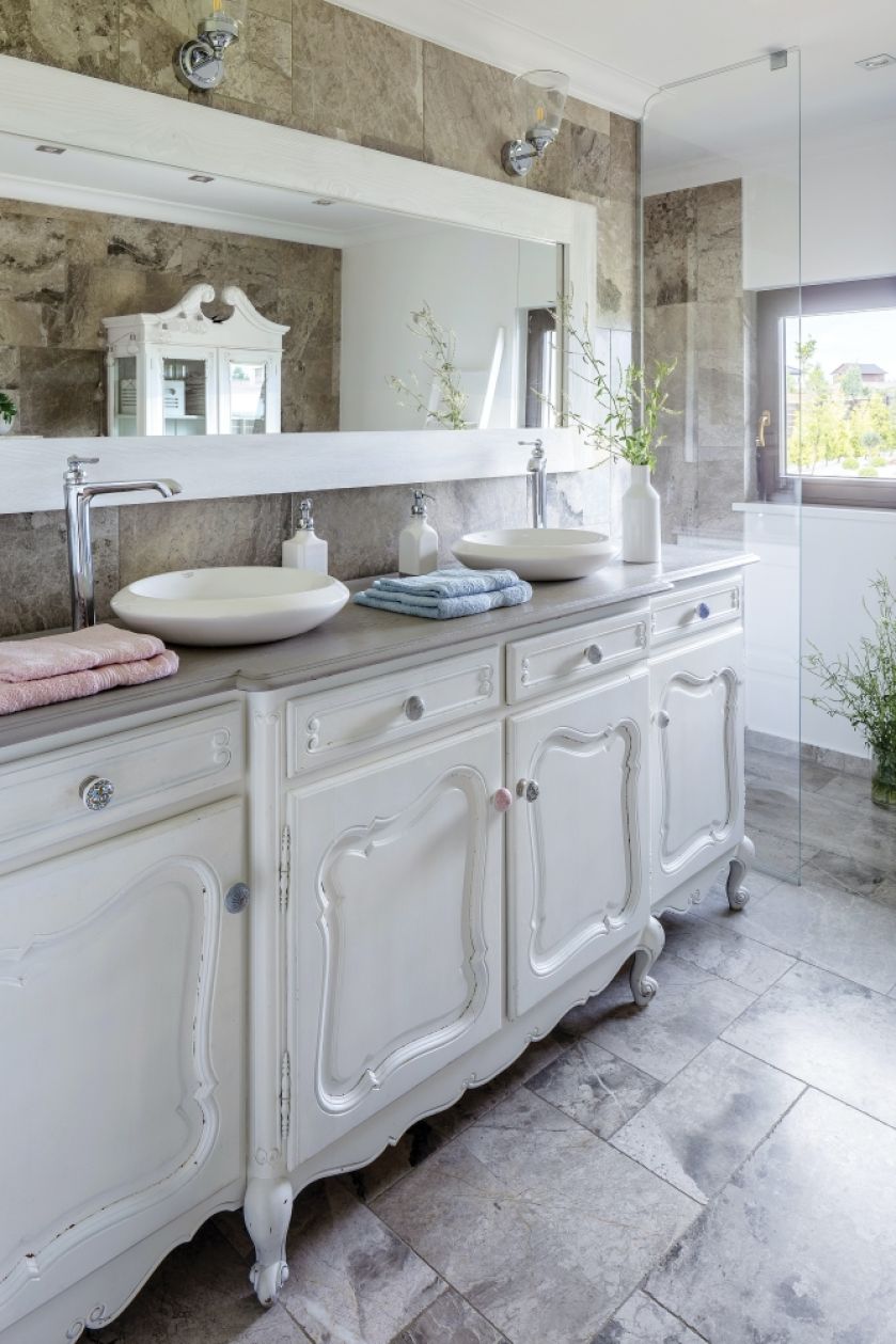 białe szafki łazienkowe shabby chic