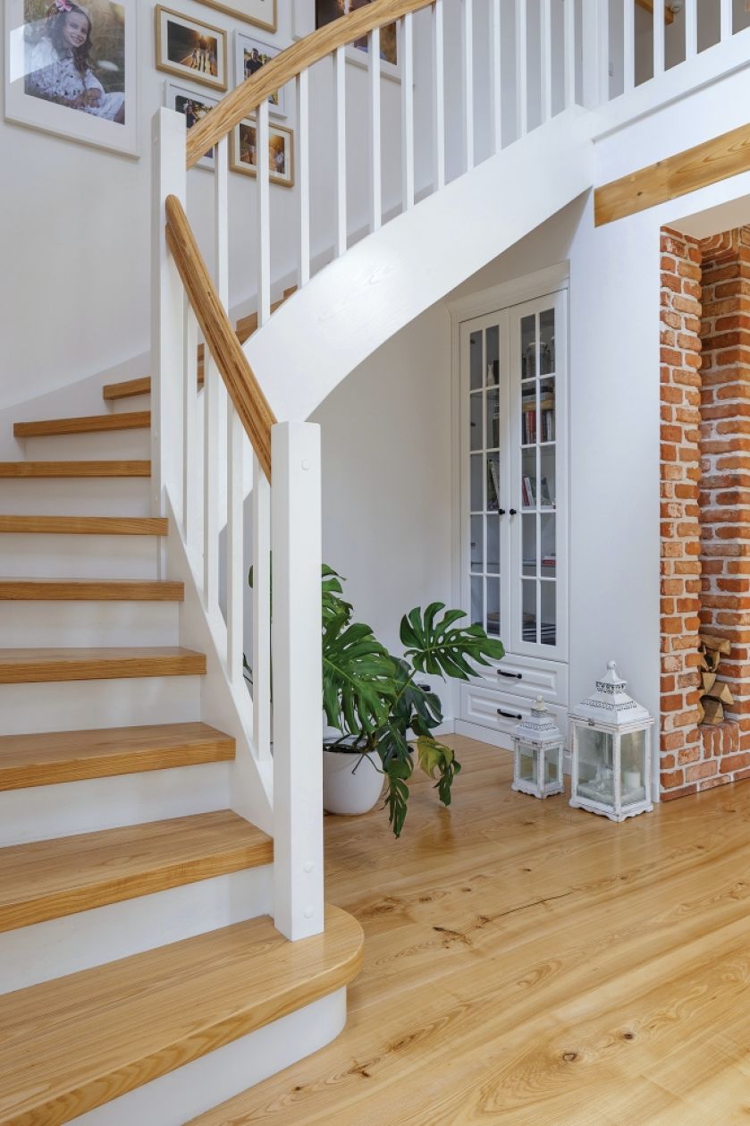 białe wnętrza z drewnem