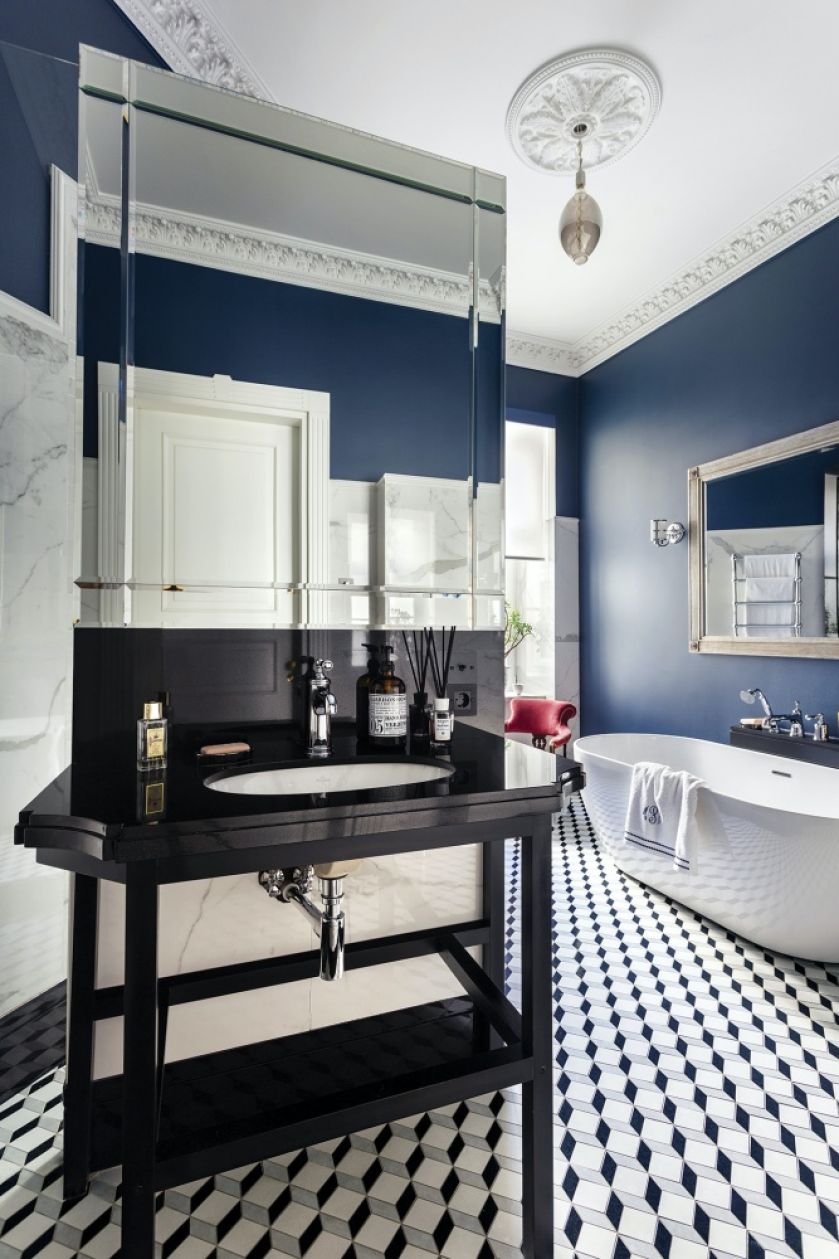 biało czarno granatowa łazienka