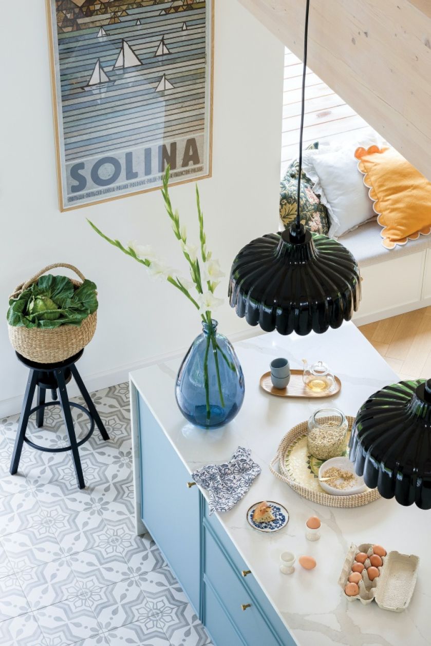 niebieska wyspa kuchenna z białym blatem