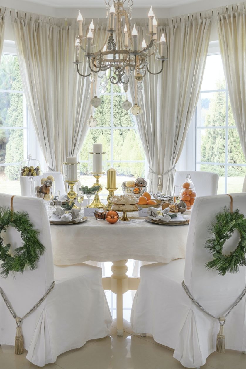 biała jadalnia udekorowana na boże narodzenie