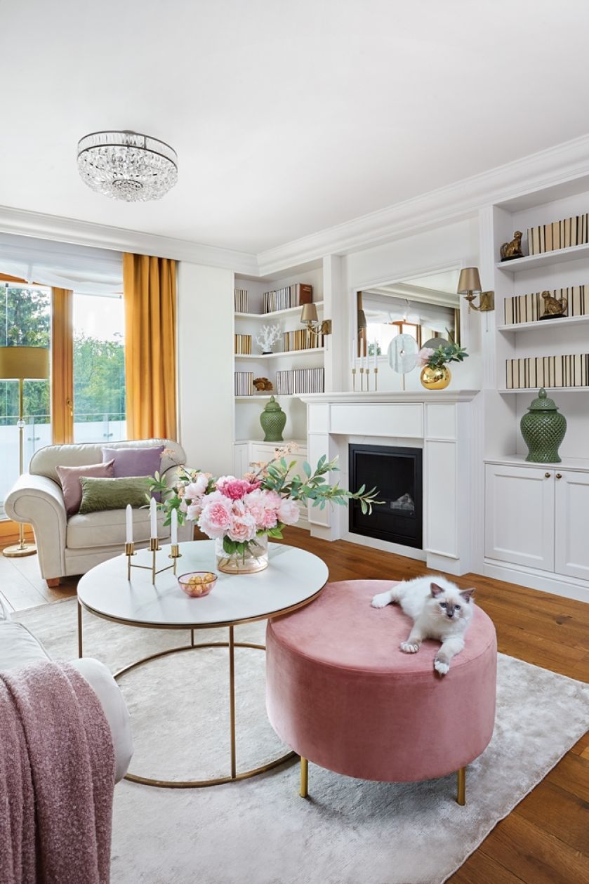 różowe dodatki do białego salonu