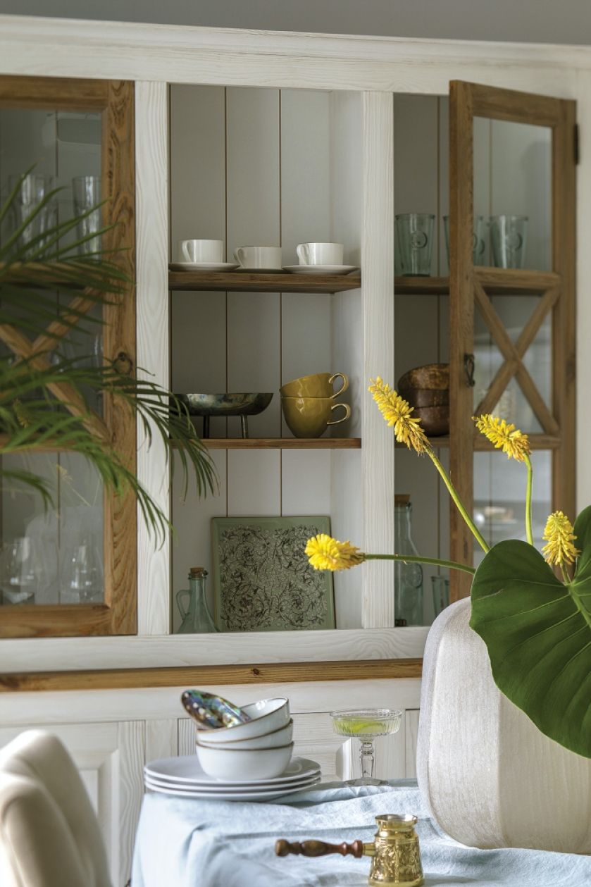 biały kredens w jadalni