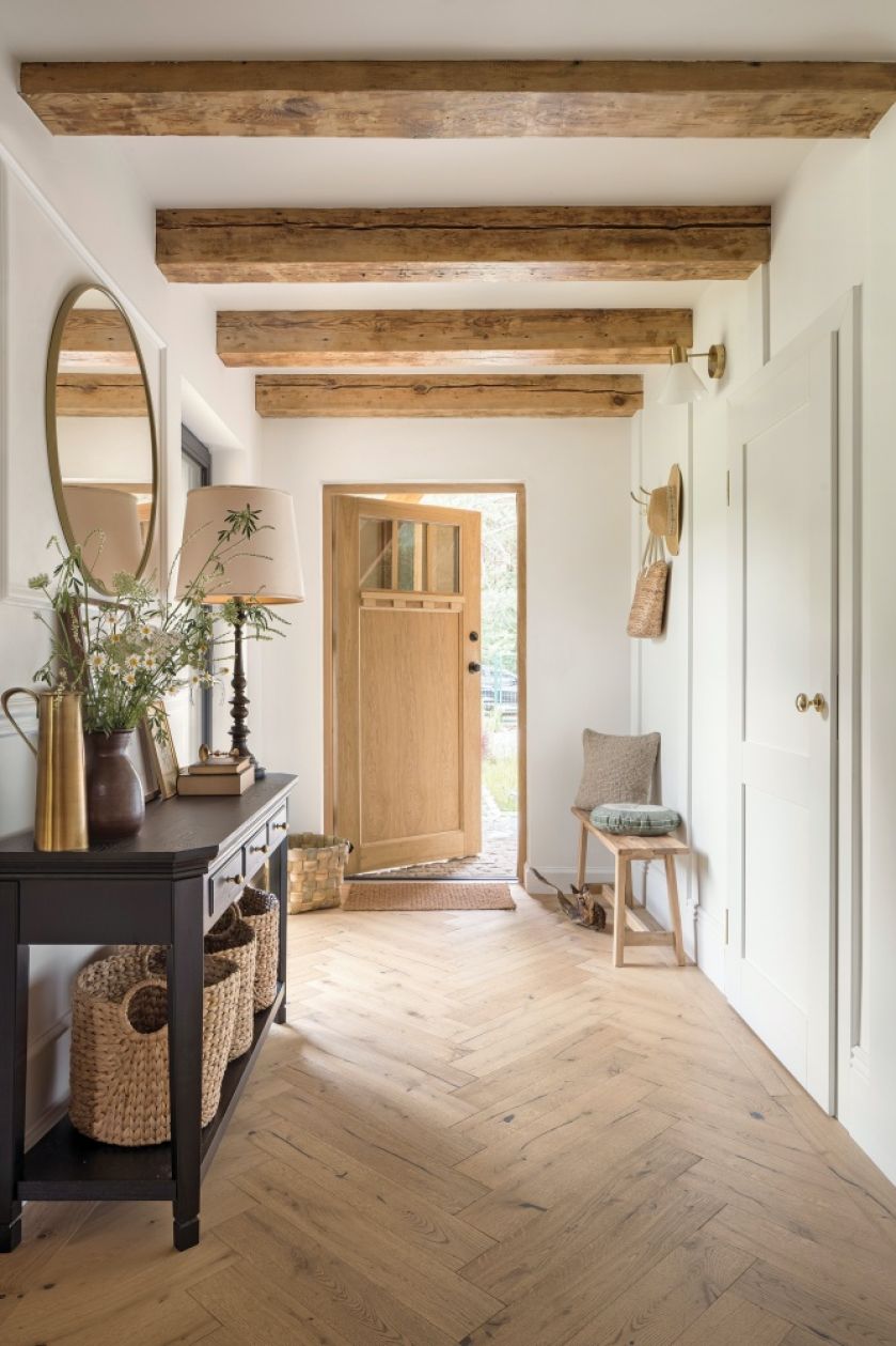 biały przedpokój z drewnem