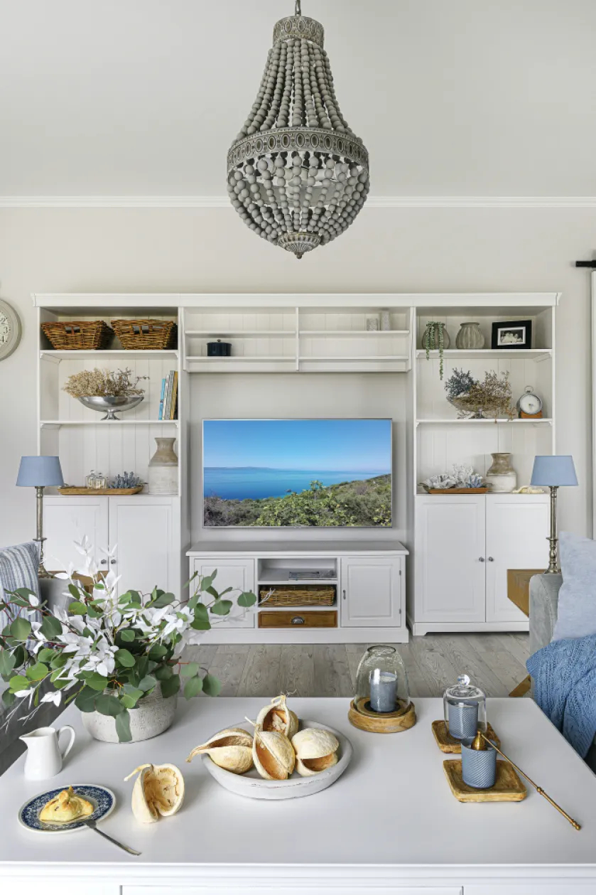 biały salon w stylu hampton