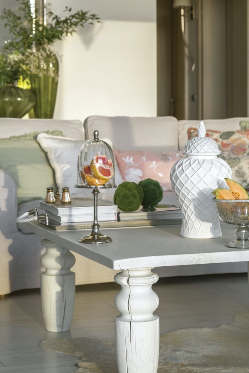 biały stolik kawowy