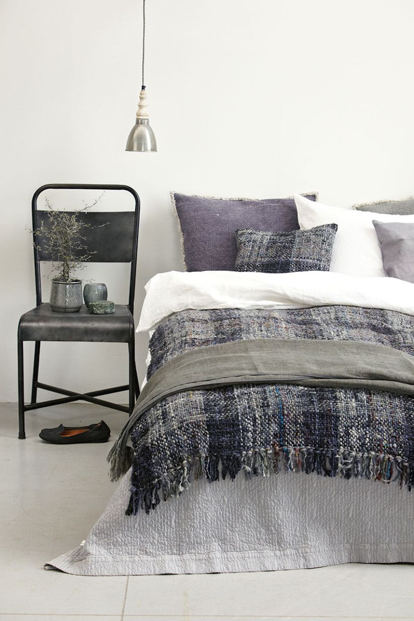 Biała ściana plus lniana pościel i wełniane narzuty, LENE BJERRE