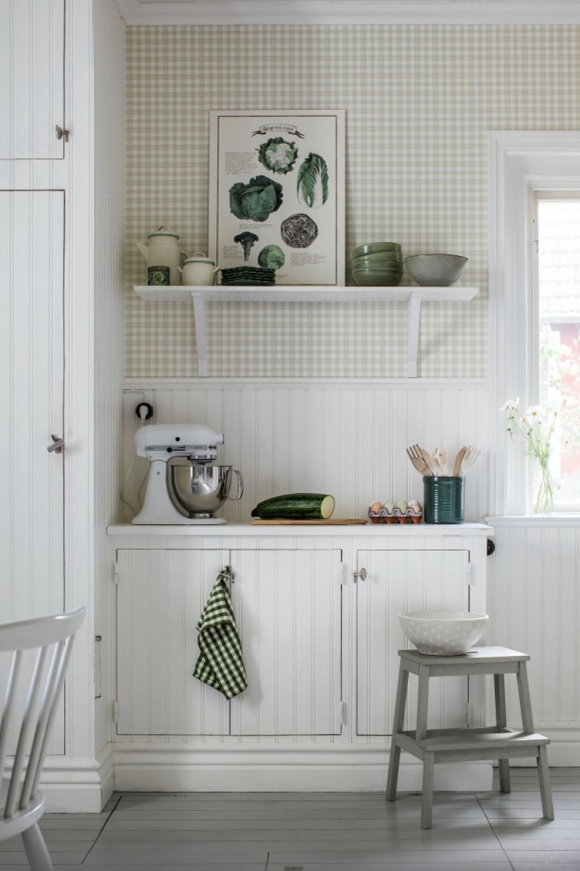 boazeria i tapeta nad blatem w kuchni