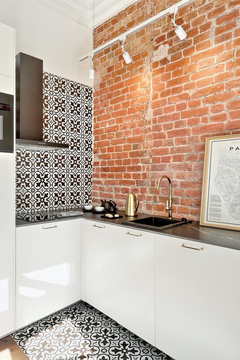 cegła między szafkami w kuchni