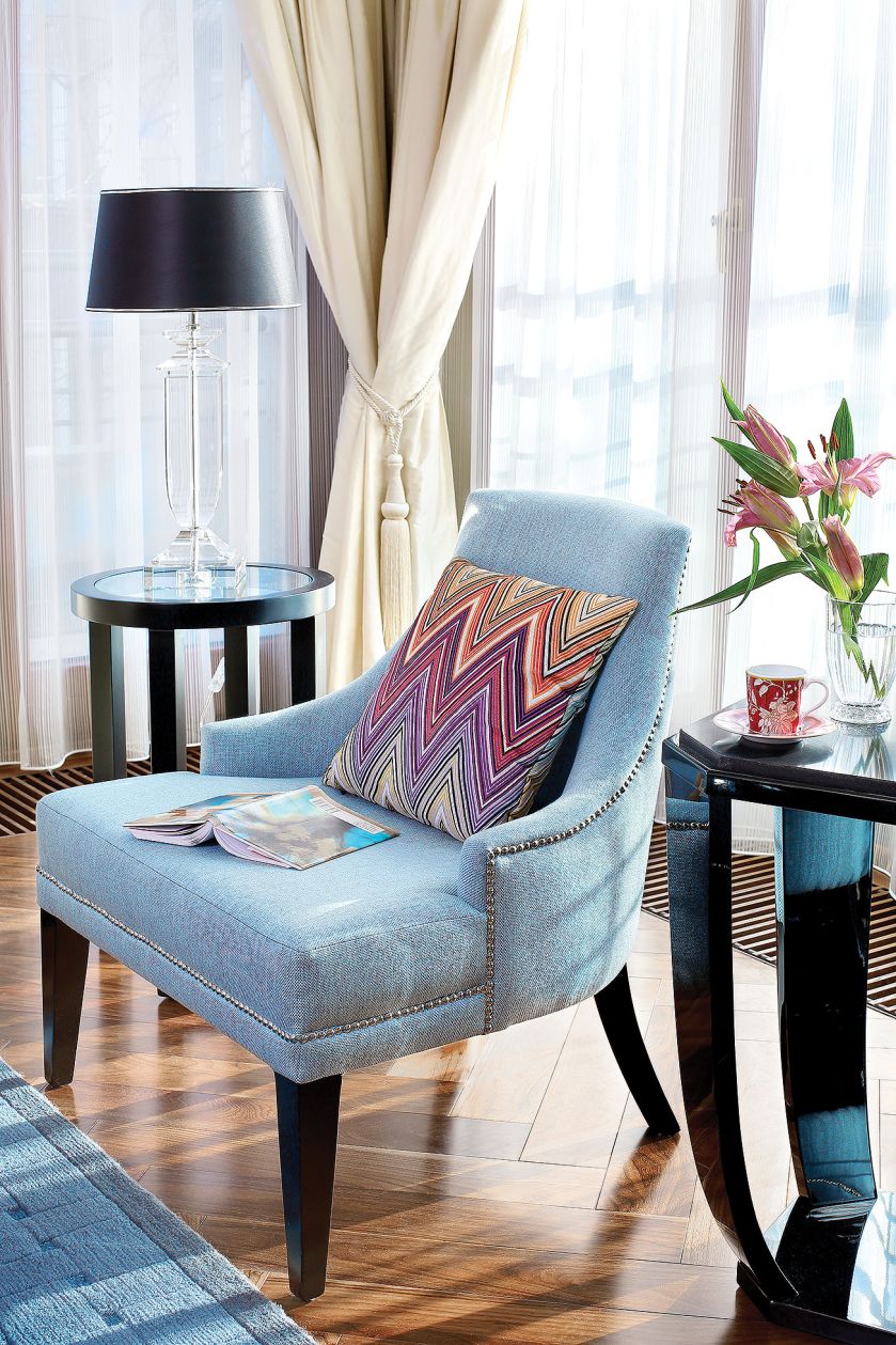 Chłodne meble – stoliki BB Home, fotele Mint Grey – ożywiają kolorowe akcenty – poduchy Missoni z Likus Home Concept.