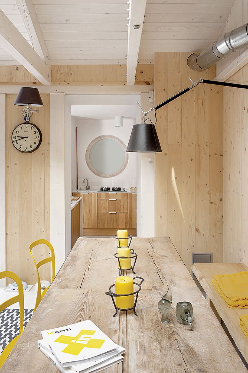Kuchnia choć mała jest wielką dumą projektantki. Drewniane szafy mieszcza wszystko co trzeba, nawet... pralkę.
