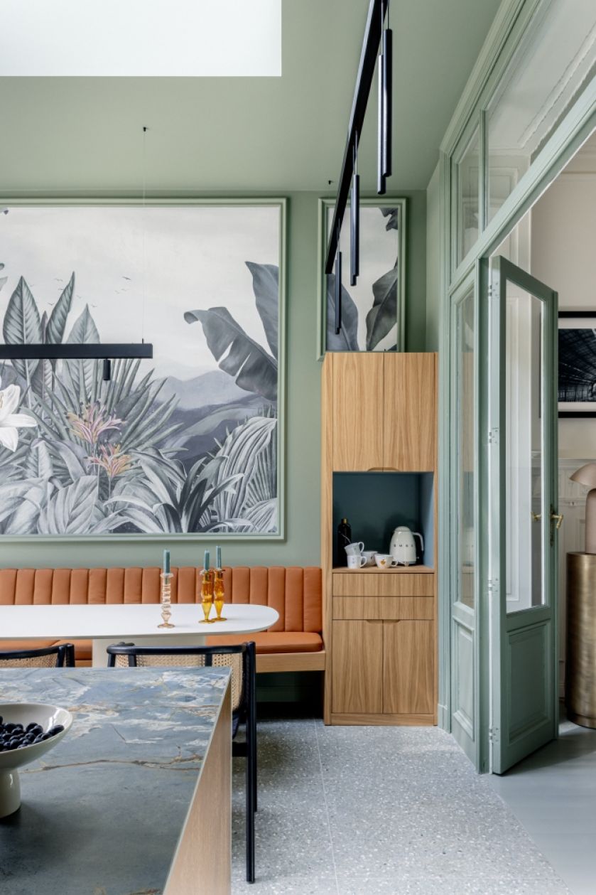 ściana ze sztukaterią i tapetą za stołem w kuchni