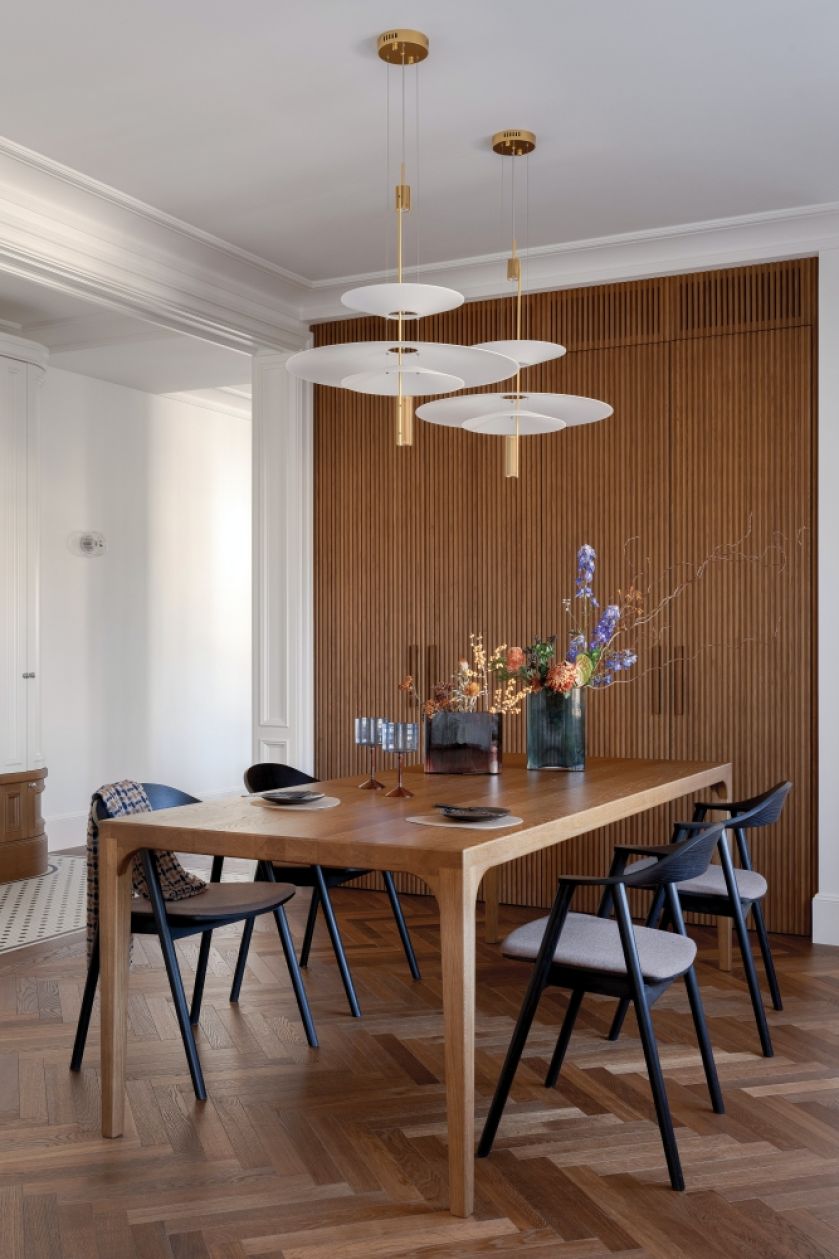 ryflowana ściana w kuchni przy stole