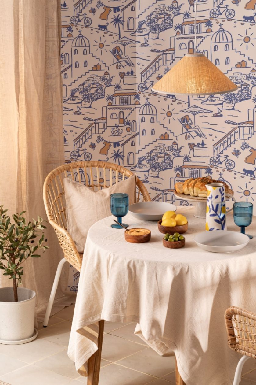 tapeta na ścianie w kuchni przy stole