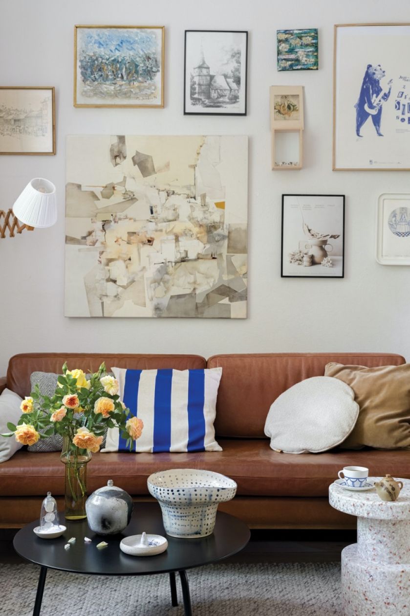 jak ozdobić ścianę w salonie