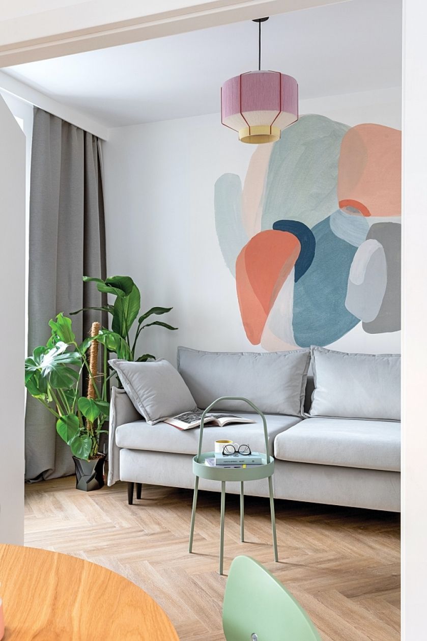 co na ścianie w salonie