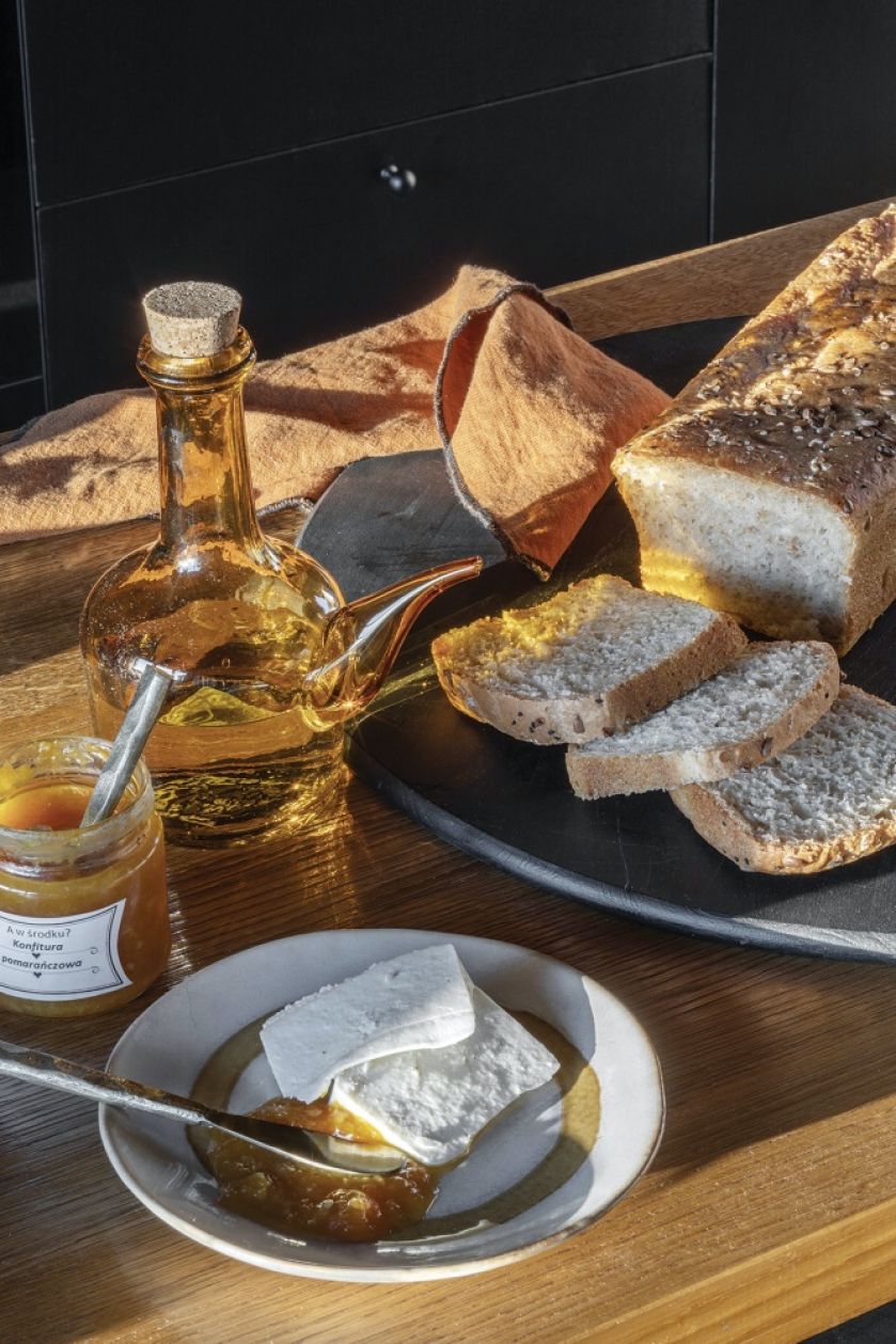 czarne szafki kuchenne z drewnianym blatem