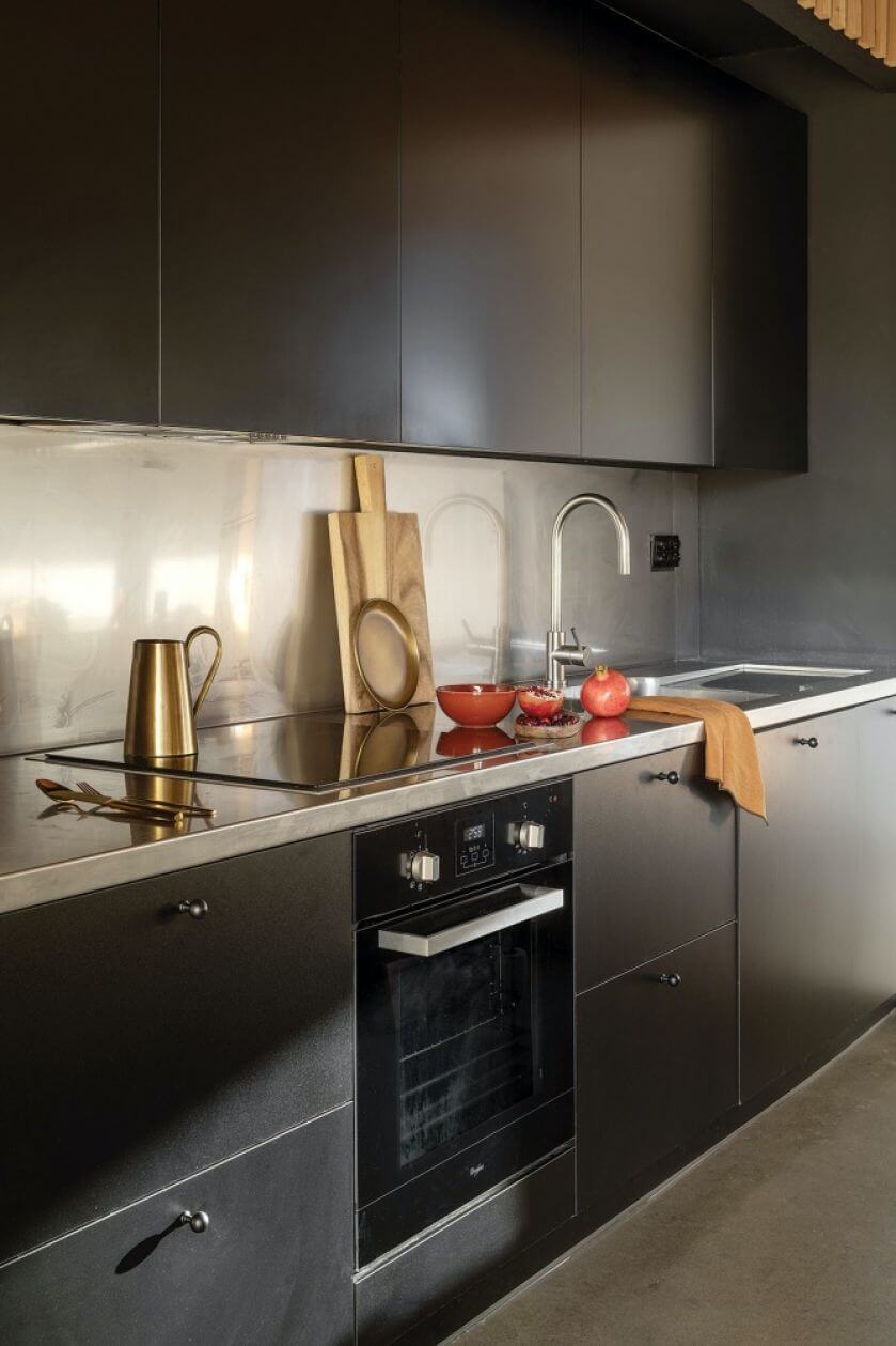 czarne szafki kuchenne ze stalowym blatem