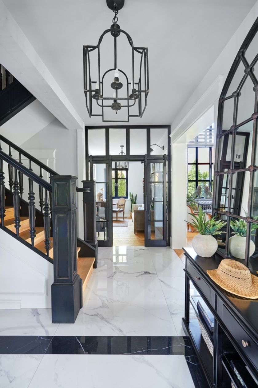 czarno biały hol aranżacje zdjęcia